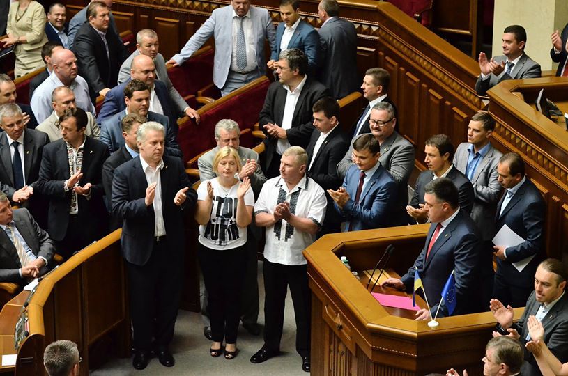 Согласно конституции, в коалицию должно входить большинство народных депутатов, но не менее 226.