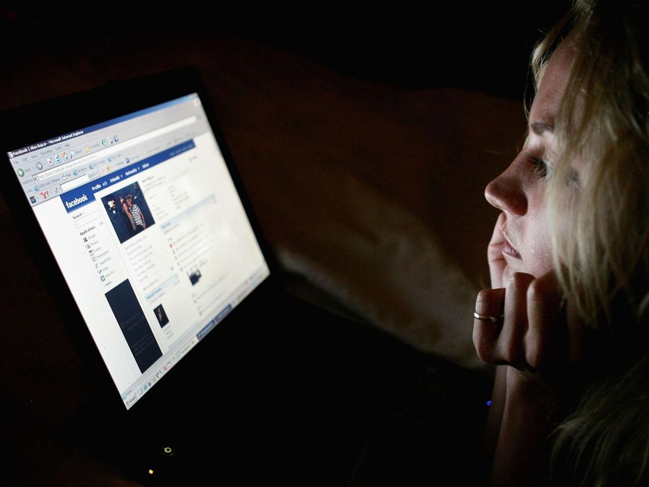 Facebook не хватает места для рекламы в ленте новостей.