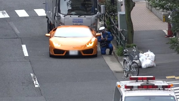 Un poliţist pe bicicletă aleargă după un Lamborghini, îl prinde şi-l amendează pe şofer.