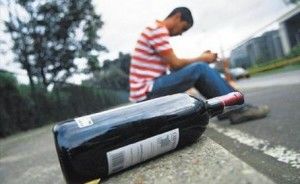 A consumat alcool, apoi a urcat pe clădirea gimnaziului în care învaţă şi a ameninţat că se aruncă de acolo. Foto: familist.ro