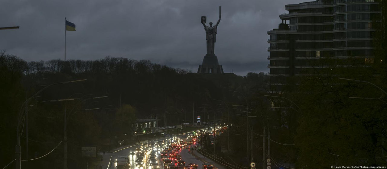 Украинцев предупреждают, что отключения электричества в могут продлиться до весны.