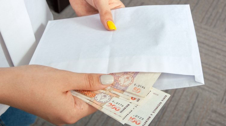 Государство ведет борьбу с практикой выплаты зарплат в конвертах.
