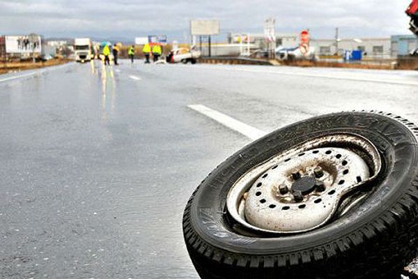 Trei maşini s-au tamponat în această după-amiază la intersecţia dintre Şoseaua Balcani şi strada Doina. Foto: protv.md