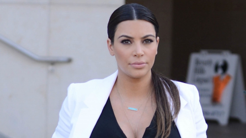 Kim Kardashian a fost surprinsă de paparazii în prima fotografie în public după naştere.