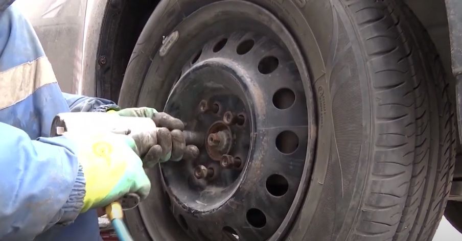 Автовладельцев призывают не выбрасывать изношенные шины.