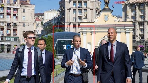 Пострадавшим стал второй секретарь посольства США в Украине – Омар Карденти.