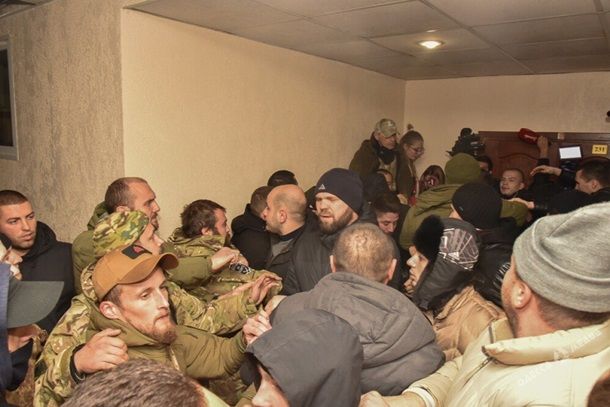 В суде Одессы произошла драка, 50 задержанных.