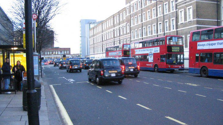 Femeie decedată după ce a fost lovită de 4 mașini, în Londra. 