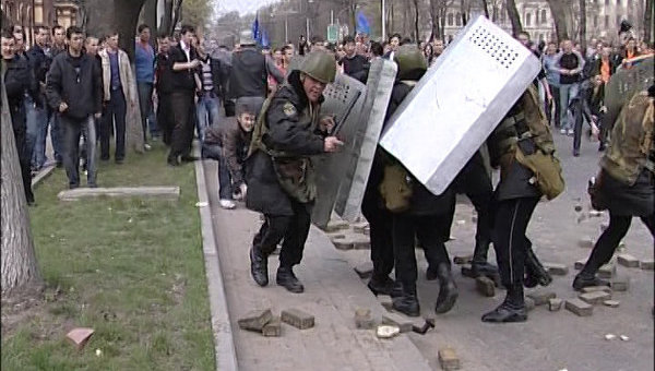 Mai multe persoane protestează în acest moment în fața Palatului Republicii contrademisiei Guvernului Filat 2. 