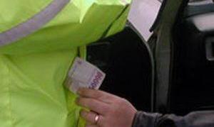 Şoferul a încercat să ofere bani ofiţerului de urmărie penală, pentru a închide cazul