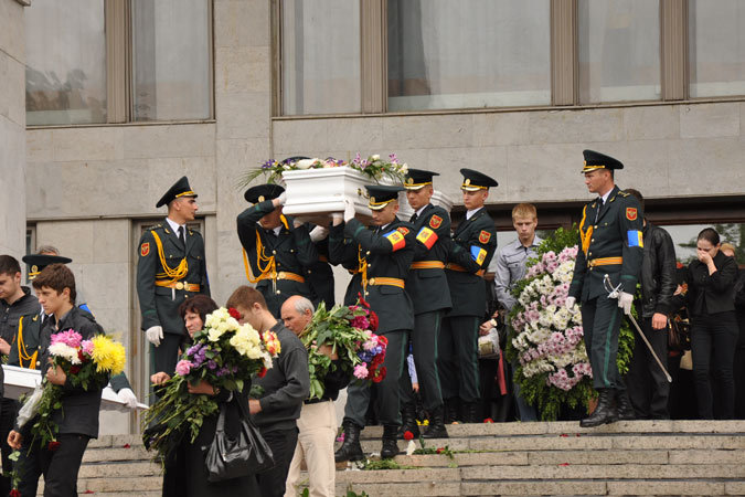 Preşedintele ţării, Nicolae Timofti, a declarat în cadrul unui miting în memoria interpretei că pierderea Primadonei Operei Naţionale este o pierdere a întregii ţări. 