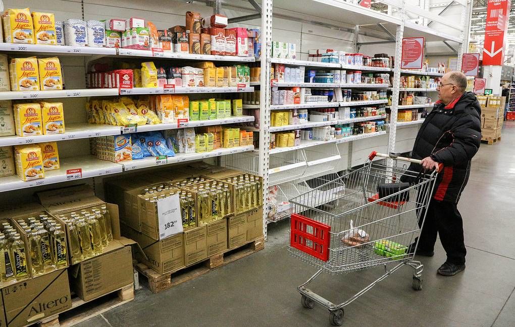 Продажи бакалейных товаров в ретейле РФ выросли почти на 50% в конце февраля - начале марта.