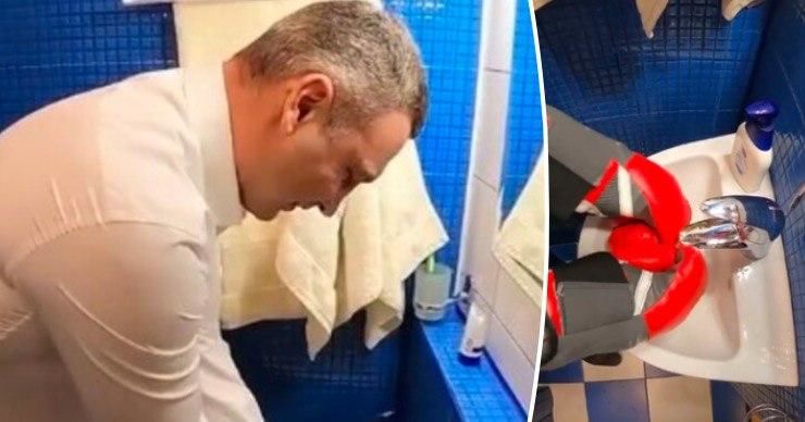 Виталий Кличко помыл руки в боксерских перчатках.