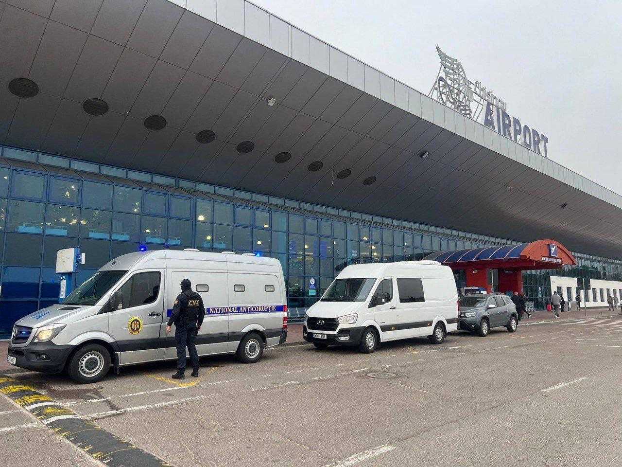 В аэропорту Кишинева провели эвакуацию из-за сообщения о бомбе.