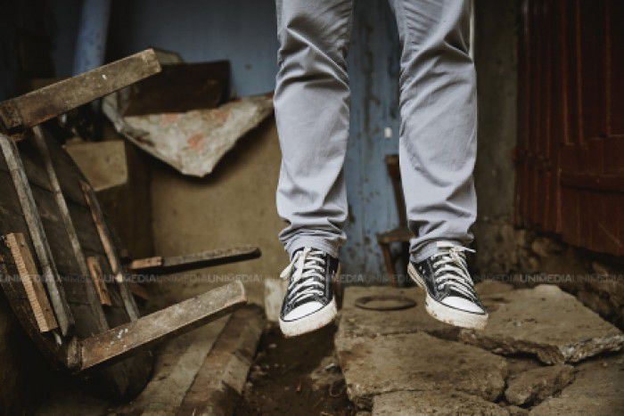 Un bărbat de 59 de ani, găsit spânzurat în apartamentul său. Foto simbol: unimedia