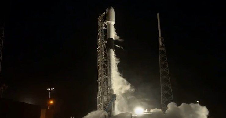 SpaceX запустила ракету Falcon 9 с 58 спутниками Starlink.