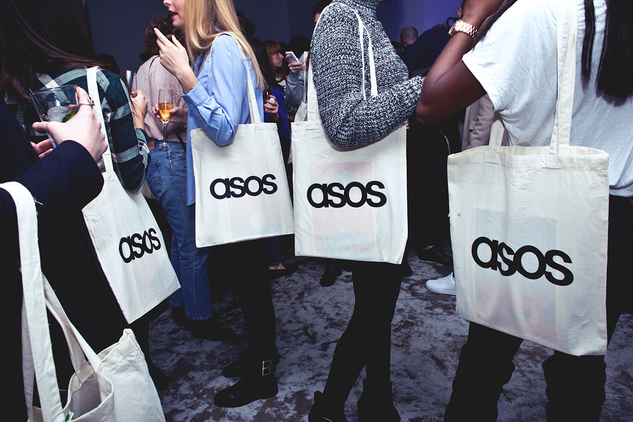 Компания Asos сообщила о падении продаж на 18% в годовом исчислении.