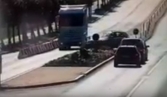 В Румынии произошло крупное ДТП с участием грузовика.