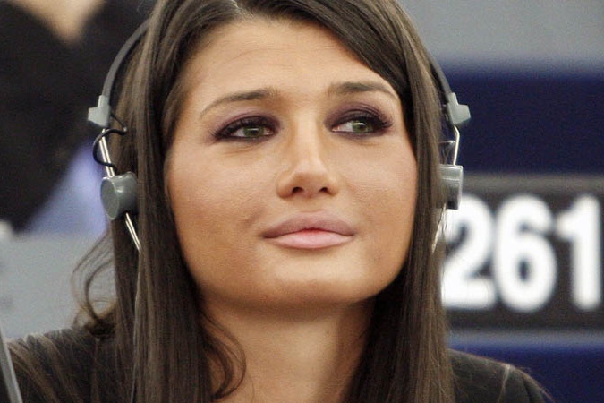 Елена Бэсеску сообщила, что "если 26-27 августа речь шла о возможности завершить 43-километровый газопровод до конца года, то новая дата, обозначенная строителям - это конец марта 2014 года.