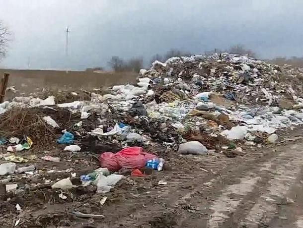 В Сурученах незаконная свалка расширяется, загрязняя воду и атмосферу.