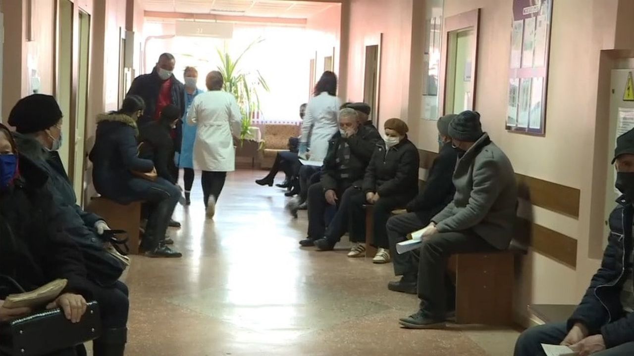 В унгенской поликлинике не разделяют потоки пациентов, а больные игнорируют санитарные меры в очередях.