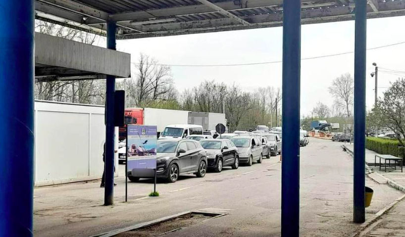 В микроавтобусе, следовавшем из России, обнаружены незадекларированные товары.