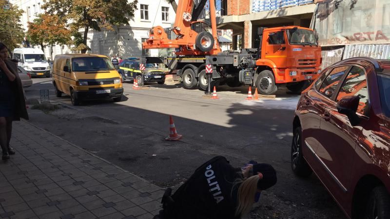 В центре Кишинева строитель упал с седьмого этажа.