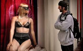 Autoritățile susțin că vitrinele urmează să fie închise pentru a combate criminalitatea. Foto: romaniatv.net