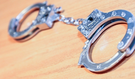 Deocamdată, olandezul este acuzat de acţiuni perverse săvârşite faţă de un minor, infracţiune pentru care riscă până la şapte ani de puşcărie.