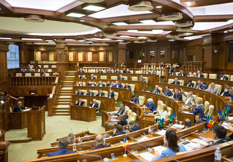 Парламент отказался обсуждать вопрос сокращения зарплат чиновников.