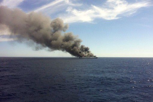 Власти заявили, что существует возможность затопления судна.