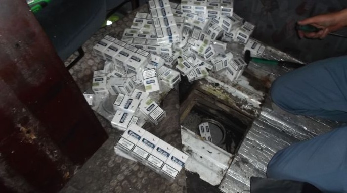 Товар был конфискован, а водитель задержан полицией для дачи объяснений.