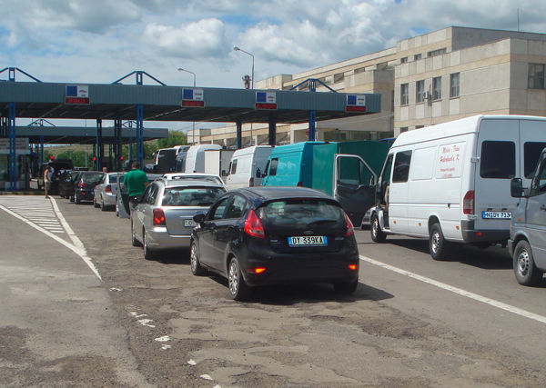 Atenție șoferi. La vama Leușeni-Albița se circulă cu dificultate. Foto:vremeanoua.ro