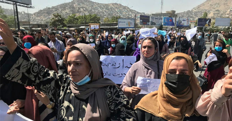 В Кабуле десятки студенток вышли на митинг в поддержку талибов.