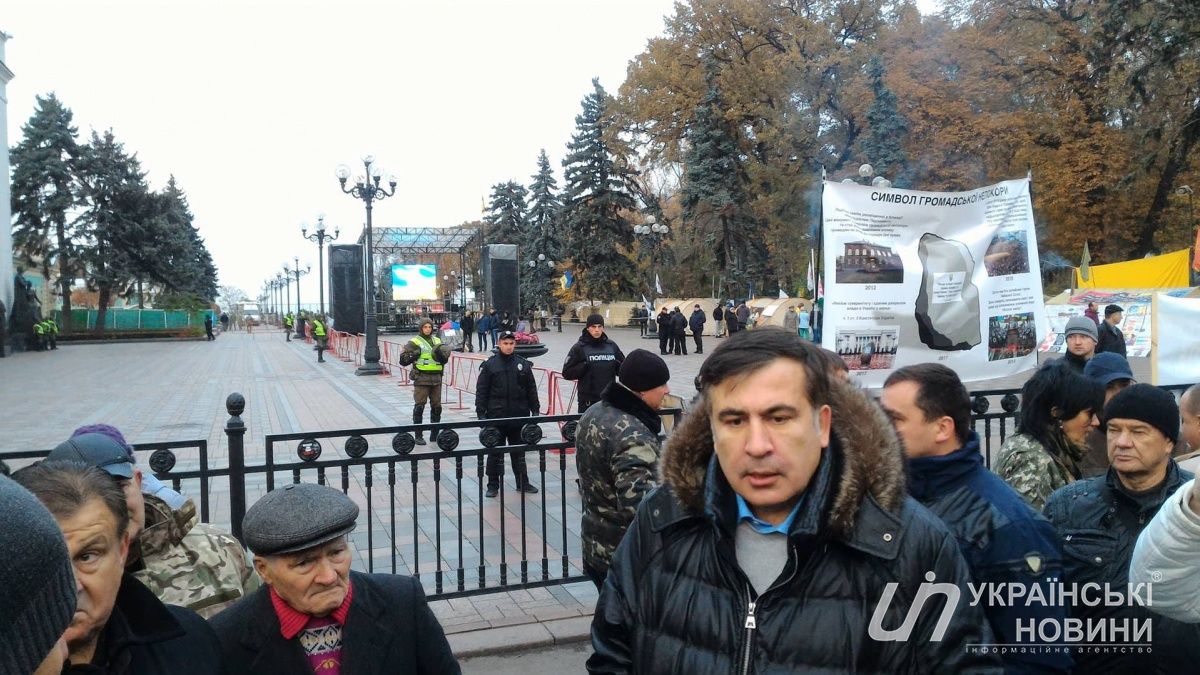 Саакашвили поселился в палатке возле здания Рады.