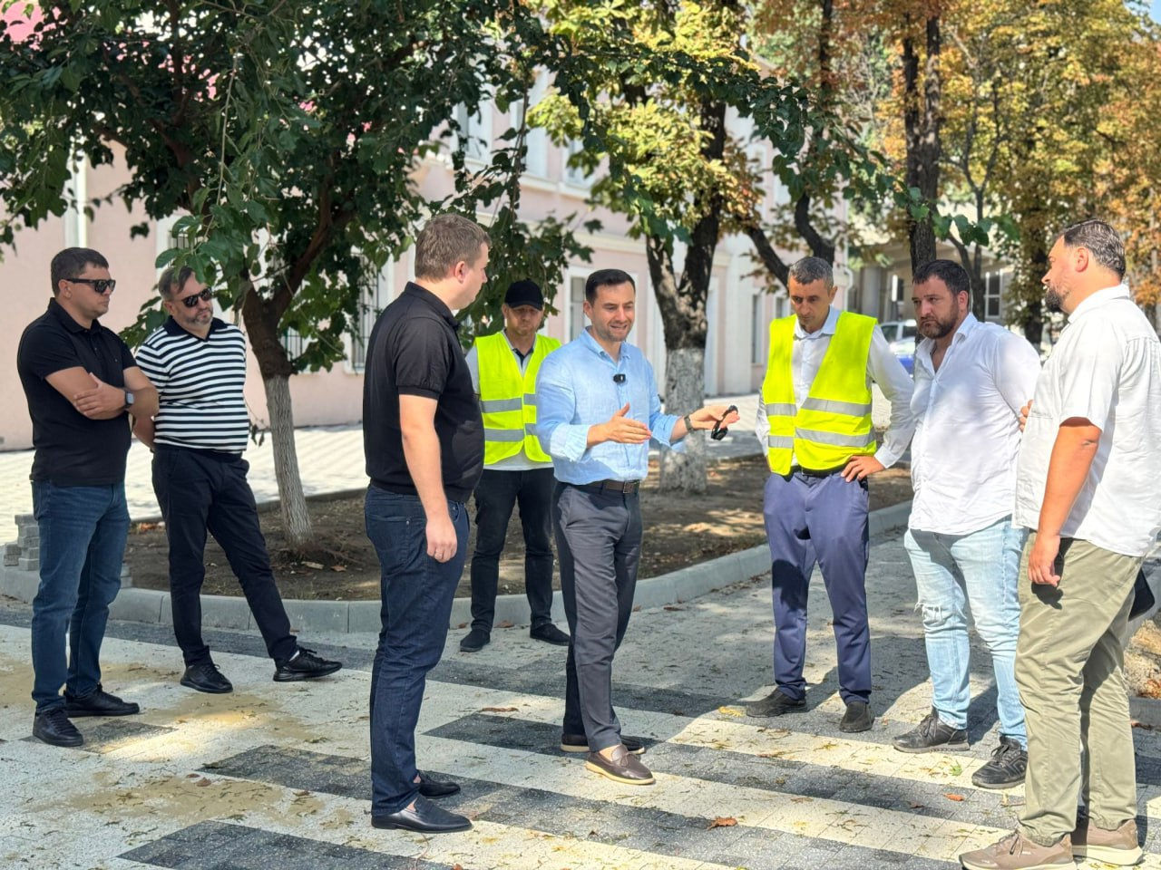 Lucrările de reabilitare a trotuarului de pe bulevardul Iuri Gagarin avansează.