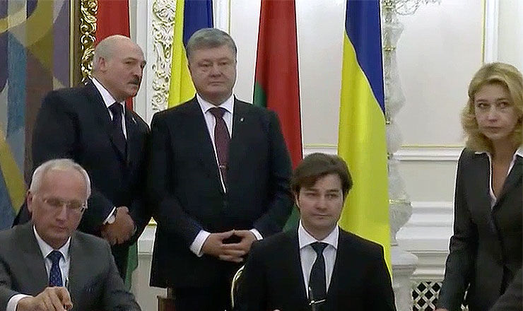 Перед Лукашенко опять оголили грудь.