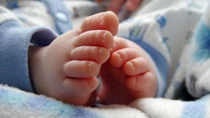 Detalii noi despre bebeluşului abandonat pe marginea unei străzi