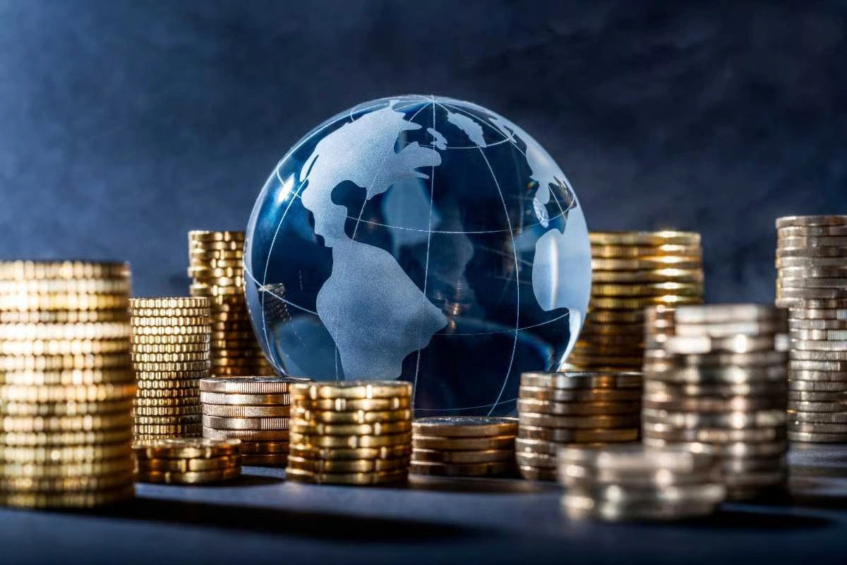 Datoria globală a atins un nivel record de 348,3 trilioane de dolari în 2025.