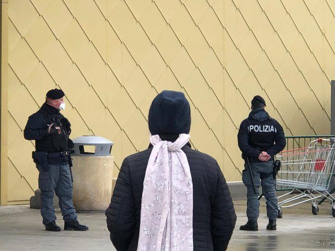 В Италии в супермаркете Палермо отказались платить за товары.