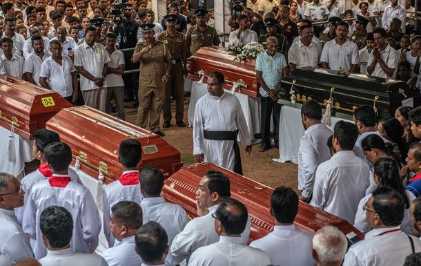 По последним сведениям, в результате терактов на Шри-Ланке погибли около 250 человек.