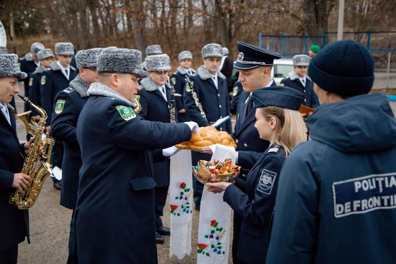 Пограничные полицейские колядовали с украинскими коллегами в канун Рождества.