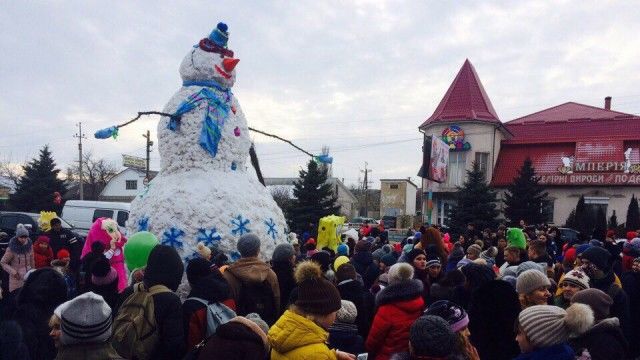 Un om de zăpadă gigant, de peste şase metri, a fost ridicat în oraşul Odesa din Ucraina. Foto: publika.md