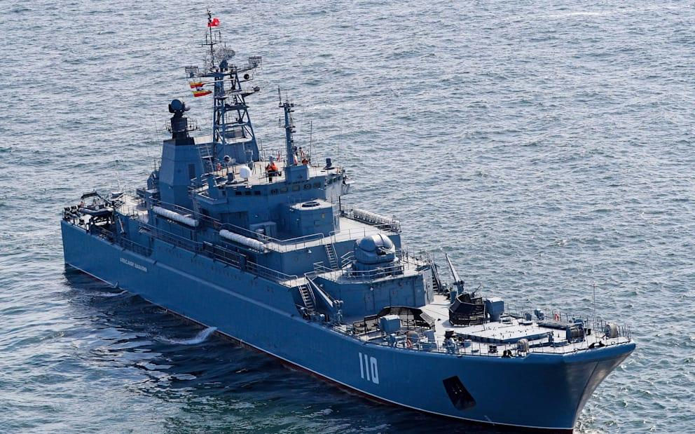 Российский военный корабль заметили у берегов Дании на фоне пролета дронов.