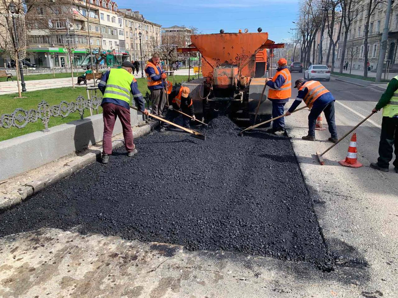 В Кишиневе проводится пломбирование ям горячим асфальтом.