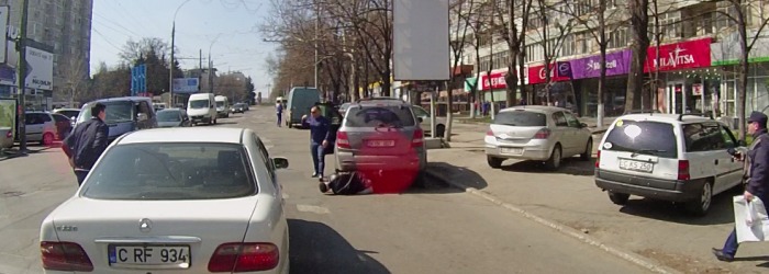 Din imagini se vede cum soferii ies din masini ca sa-l ajute.