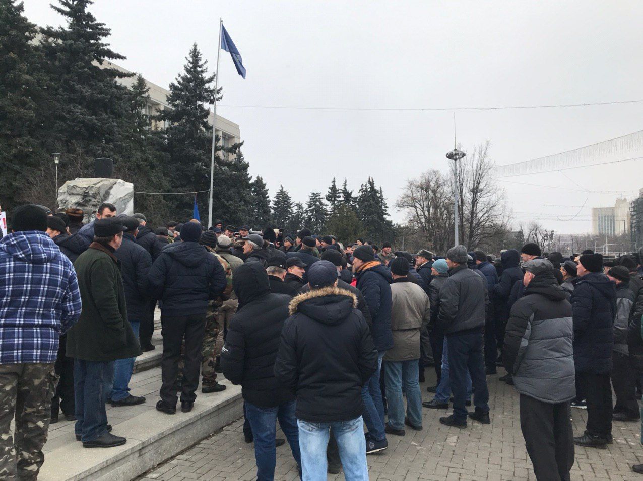 Кику провёл беседу с пришедшими на протест ветеранами.