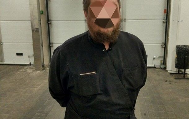 В Киеве мужчина в рясе "под кайфом" устроил погром в больнице.