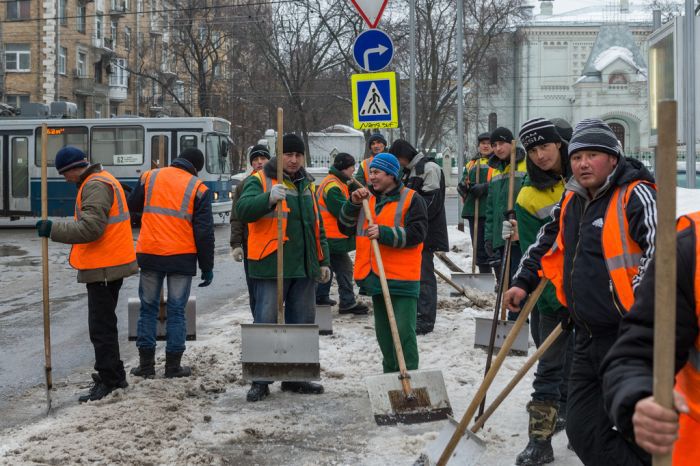 Рабочие места в сфере строительства, транспорта, услуг и ЖКХ, которые сейчас занимают мигранты, предлагают отдать тем, кто отбыл наказание в местах лишения свободы.