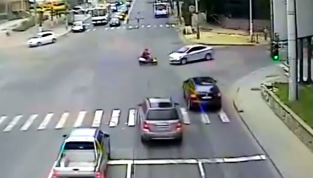 Accident cu implicarea unei motorete la intersecția bulevardului Ştefan cel Mare cu strada Mihai Viteazul.